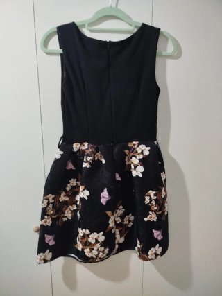 Vestido negro con estampado floral