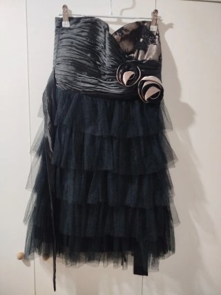 Vestido de fiesta negro con volantes