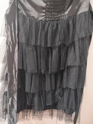 Vestido de fiesta negro con volantes