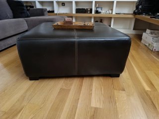 Mesa auxiliar/Puff de piel marrón.Cuadrada 94x94