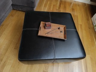 Mesa auxiliar/Puff de piel marrón.Cuadrada 94x94