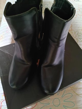 Botines negros con cremallera