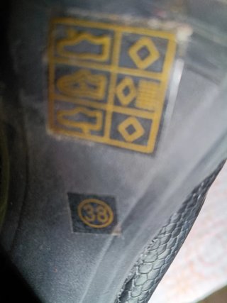 Botines negros con cremallera