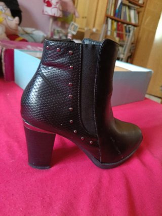 Botines negros con cremallera