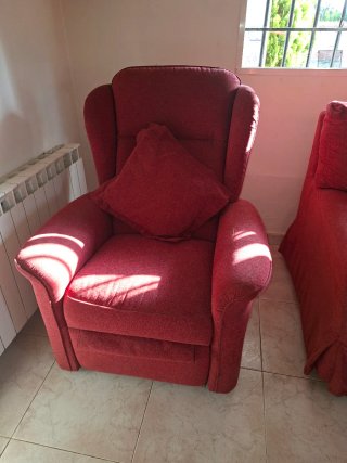 Sillón y sofá de tela rojo a recoger en Mentrida