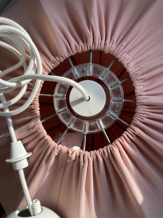 Lámpara IKEA REGNSKUR rosa con complementos