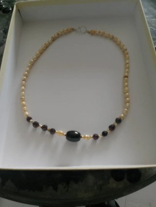 Collana con ciondolo quadrato nero