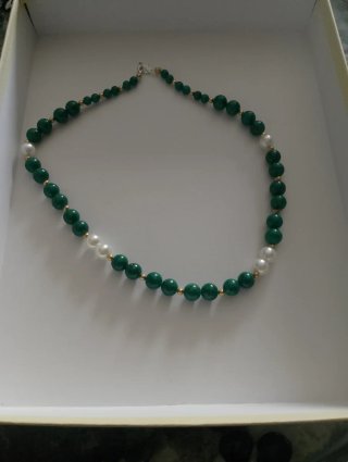 Collana con ciondolo quadrato nero