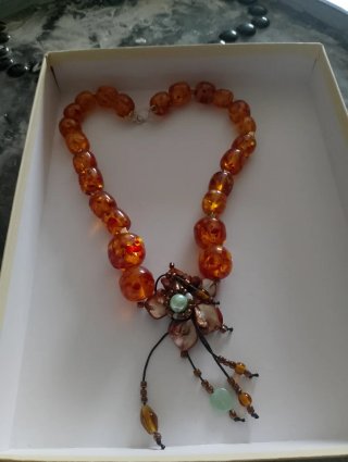 Collana con ciondolo quadrato nero
