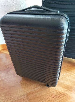 Precio por las 2 maletas negras con ruedas