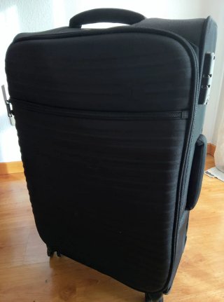 Precio por las 2 maletas negras con ruedas