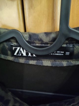 Chaqueta Zara Animal Print Verde y Negra