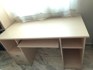 Mesa de escritorio, mesita y estanteria