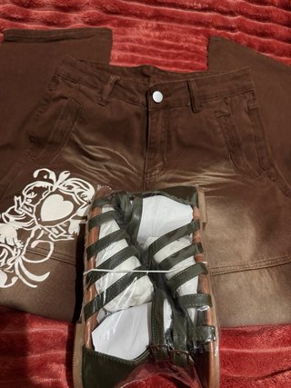Precioso jeans marrón y sandalias verde oliva