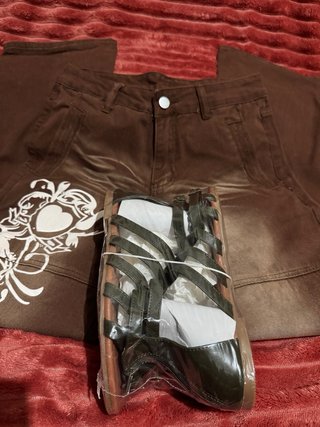 Precioso jeans marrón y sandalias verde oliva