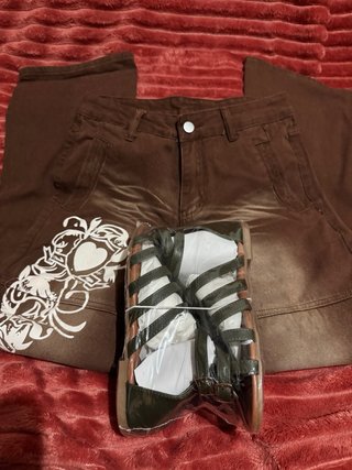 Precioso jeans marrón y sandalias verde oliva
