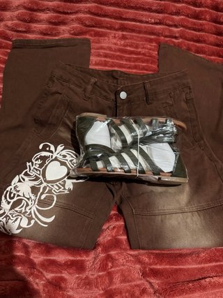 Precioso jeans marrón y sandalias verde oliva