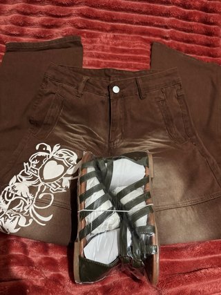 Precioso jeans marrón y sandalias verde oliva