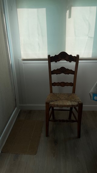 8 Sillas de madera con asiento de cáñamo