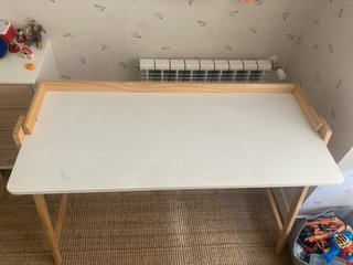 Mesa escritorio infantil de color madera y blanco