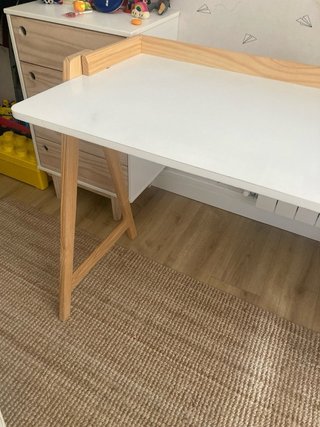 Mesa escritorio infantil de color madera y blanco