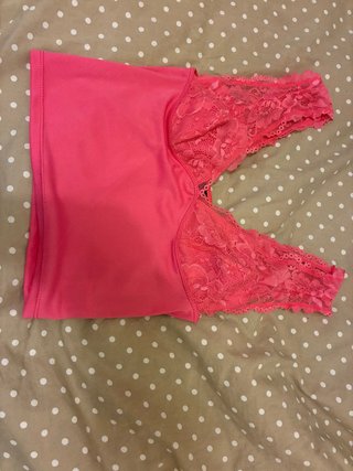 Top rosa con encaje en pico