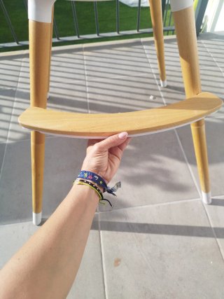 Trona evolutiva con patas de madera.