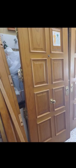 Puerta entrada brindada madera maciza.