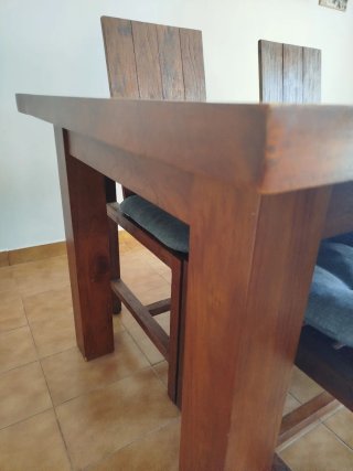 Taula de fusta massissa i 4 cadires.