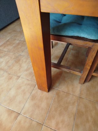 Taula de fusta massissa i 4 cadires.