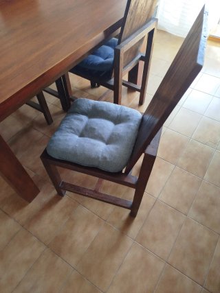 Taula de fusta massissa i 4 cadires.