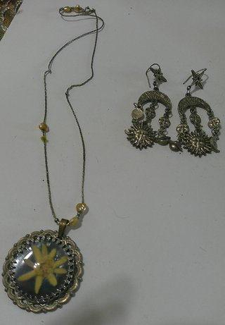 Collana con fiore e orecchini pendenti