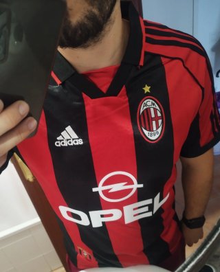 Camiseta del 3 rojinegra