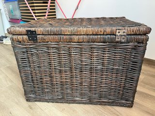 Baúl de mimbre con correa de cuero