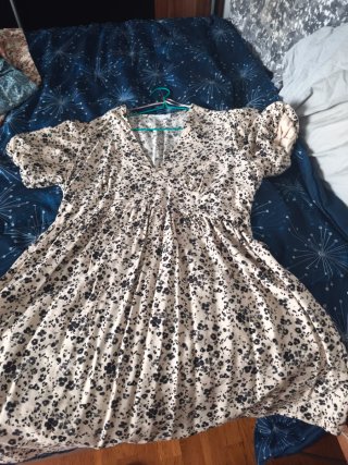 Vestido de verano floral beige y negro