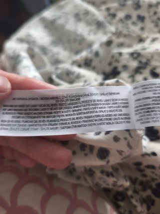 Vestido de verano floral beige y negro