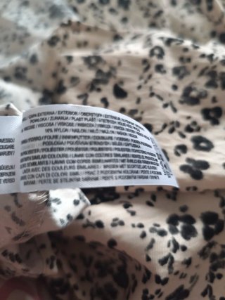 Vestido de verano floral beige y negro