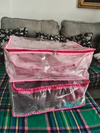 Fundas para ropa beige y doradas
