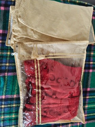 Fundas para ropa beige y doradas