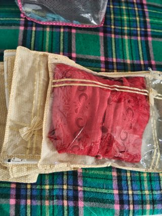 Fundas para ropa beige y doradas