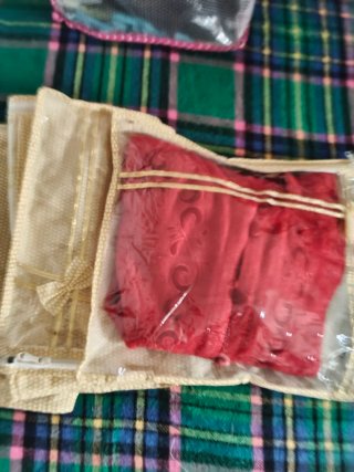 Fundas para ropa beige y doradas