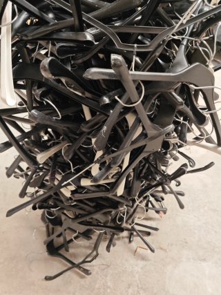 Regalo Lote de perchas de plástico negro y blanco