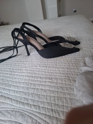 Zapatos Zara tacón pedrería negros
