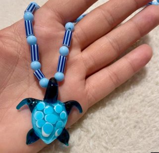 Collar tortuga cristal azul y blanco