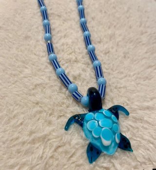 Collar tortuga cristal azul y blanco