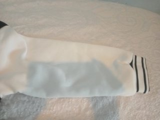 Chaqueta deportiva negra y blanca