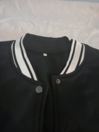 Chaqueta deportiva negra y blanca
