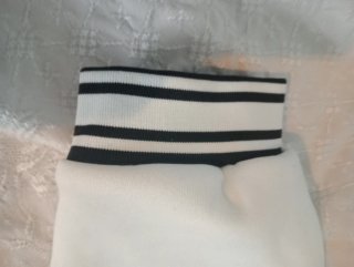 Chaqueta deportiva negra y blanca
