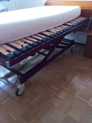 Cama articulada eléctrica con mando.