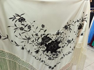 Mantón Flamenco Bordado Flores Negras